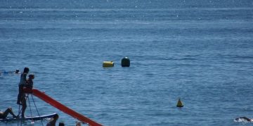 L’Ampolla elimina els microplàstics del mar amb la instal·lació de vuit boies