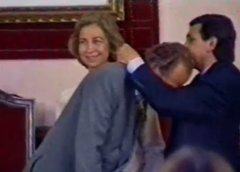 El vídeo del moment en què Joan Carles I rebia la medalla d’or que Tortosa li retirarà