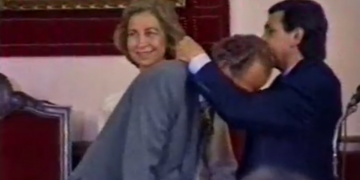 El vídeo del moment en què Joan Carles I rebia la medalla d’or que Tortosa li retirarà