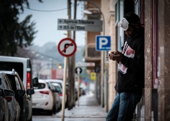 Tanquen les discoteques i prohibeixen fumar al carrer si no es pot mantenir la distància