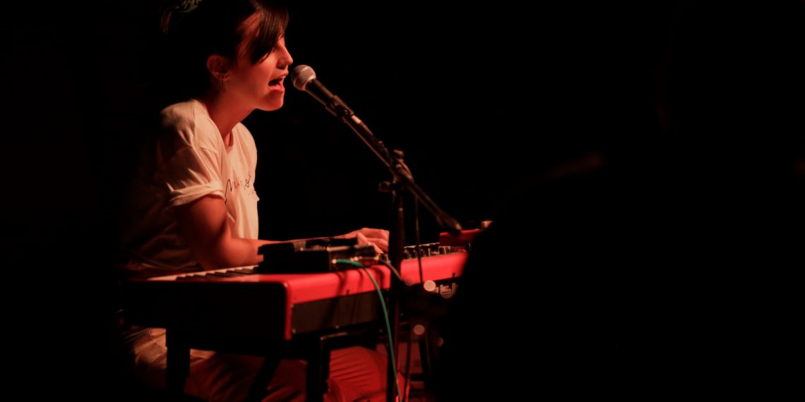 Arrenca Eufònic 2020 amb ‘Orbiten’, l’espectacle de poesia i pop electritzant d’Enric Casasses i Don Simón & Telefunken