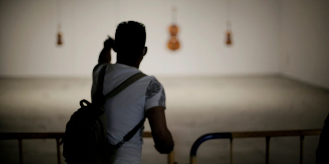 Arrenca Eufònic 2020 amb ‘Orbiten’, l’espectacle de poesia i pop electritzant d’Enric Casasses i Don Simón & Telefunken