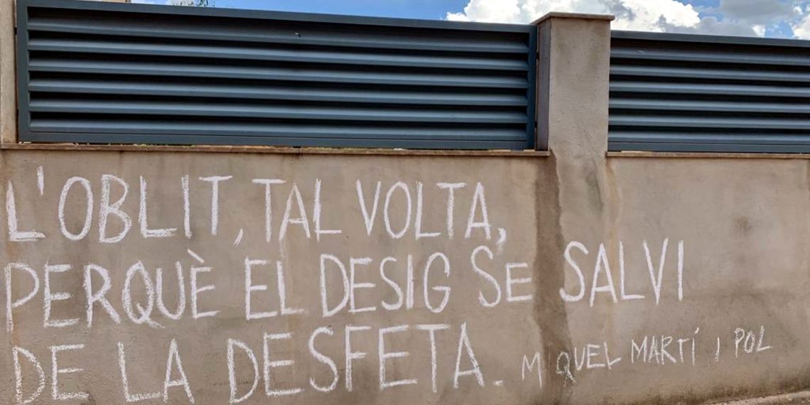 Un artista anònim crea una ‘ruta poètica’ als carrers de Gandesa amb fragments de Miquel Martí i Pol