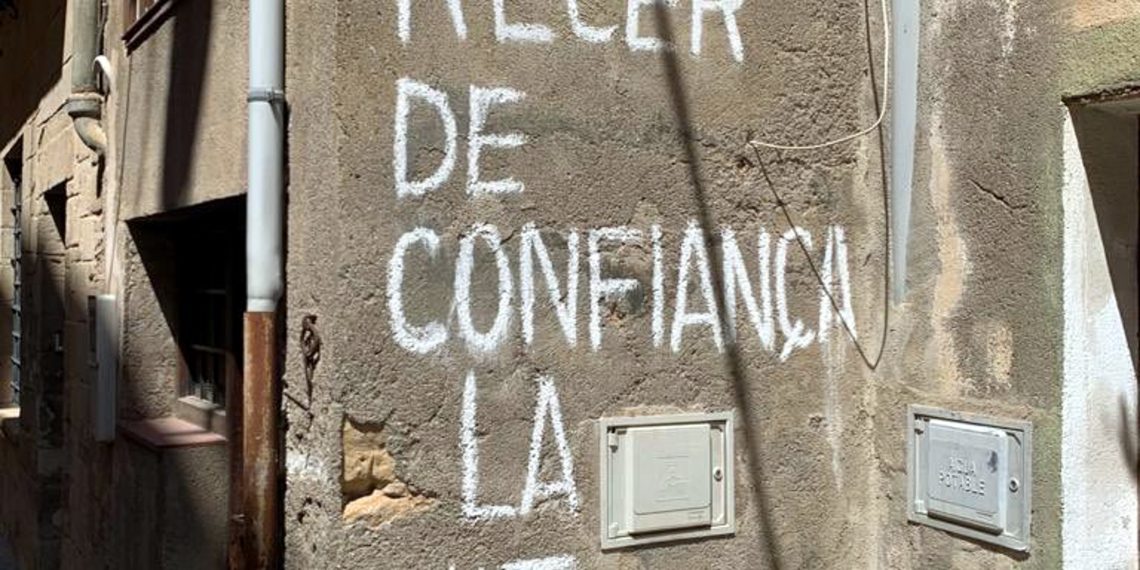 Un artista anònim crea una ‘ruta poètica’ als carrers de Gandesa amb fragments de Miquel Martí i Pol