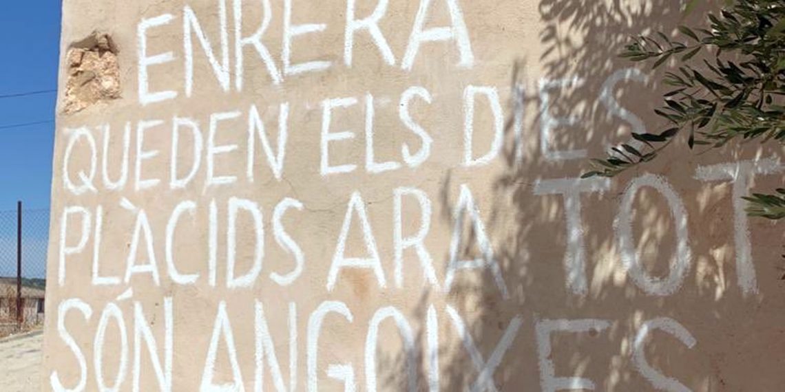 Un artista anònim crea una ‘ruta poètica’ als carrers de Gandesa amb fragments de Miquel Martí i Pol