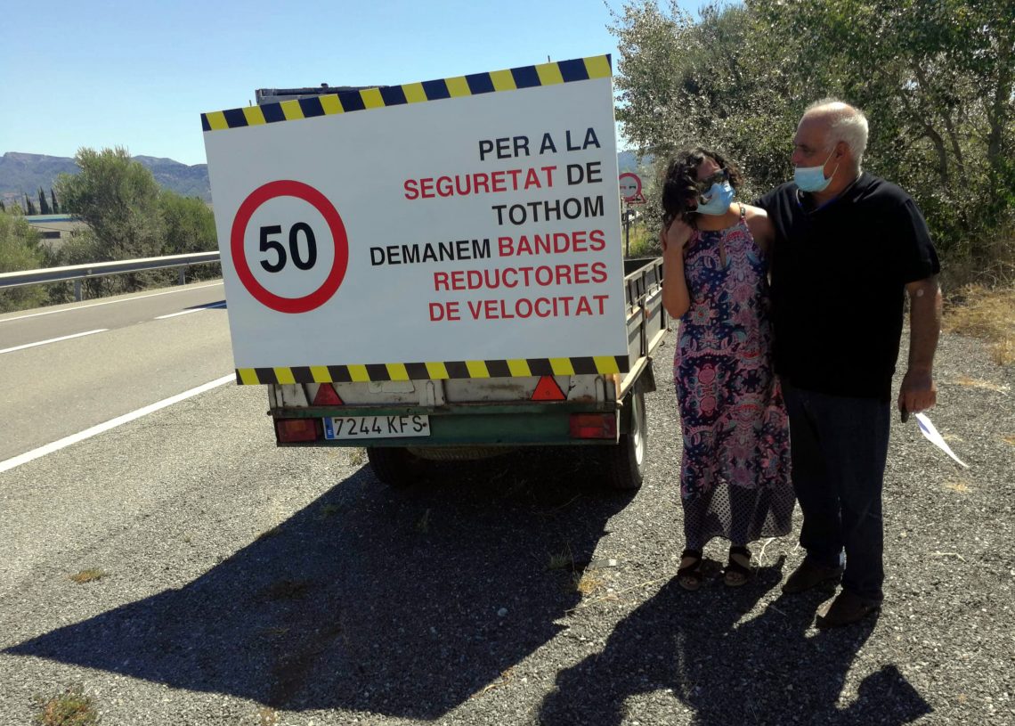 Un grup de veïns d’Ascó es planta a peu de carretera per demanar més seguretat als accessos del poble i la nuclear