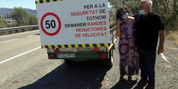 Un grup de veïns d’Ascó es planta a peu de carretera per demanar més seguretat als accessos del poble i la nuclear