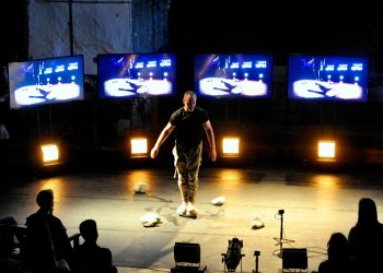 La mirada reflexiva del ballarí Roberto Olivan sobre la crisi actual inaugura un Dansàneu amb aforaments reduïts