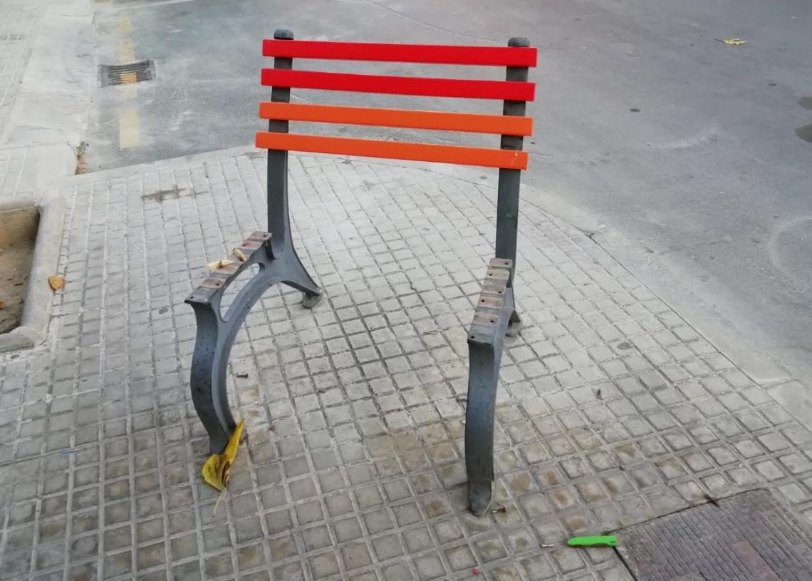 Destrossen un banc pintat amb els colors LGTBI a Roquetes