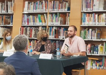 L’escriptor Xavier Lluís presenta el seu primer llibre, ‘Les vides excepcionals dels passatgers’