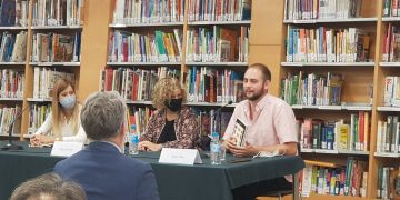 L’escriptor Xavier Lluís presenta el seu primer llibre, ‘Les vides excepcionals dels passatgers’