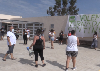 Així va ser la cassolada de l’escola de Riumar per reclamar la jornada continuada