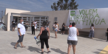 Així va ser la cassolada de l’escola de Riumar per reclamar la jornada continuada