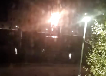 📺 [#VÍDEO] L’espectacular incendi del monument franquista de Tortosa