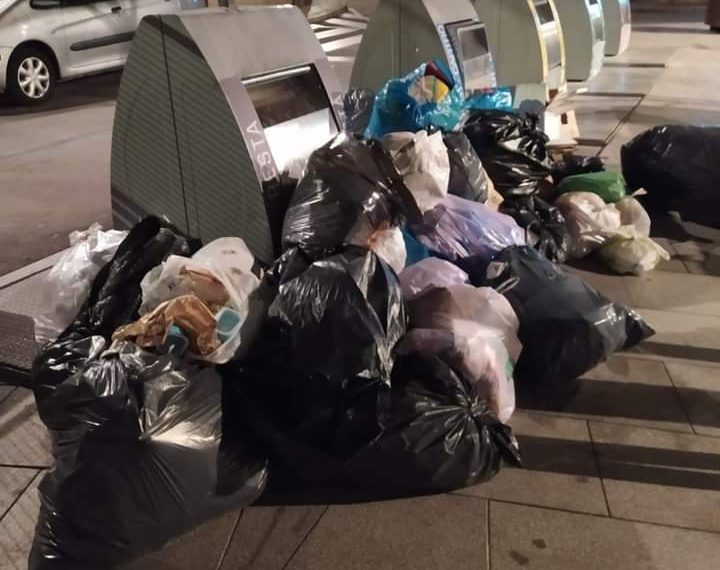 📷 Investiguen els abocaments continuats fora dels contenidors a la plaça Cabrera de Tortosa