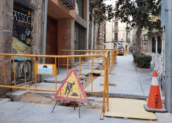 Tortosa comença a retirar el cablejat de la plaça de la Cinta i la porta de l’Olivera