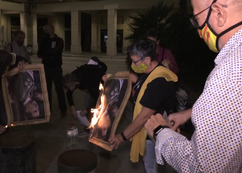 📺 Així va ser la crema de fotos del rei a la plaça d’Espanya de Tortosa