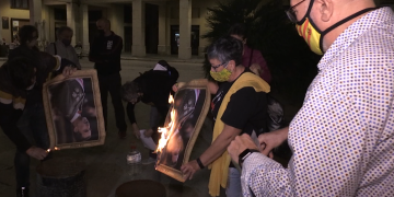 📺 Així va ser la crema de fotos del rei a la plaça d’Espanya de Tortosa