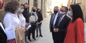 Tremosa es reuneix amb restauradors a Tortosa i diu que estudien reobrir bars i restaurants amb el toc de queda