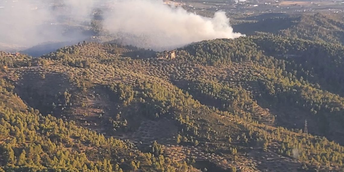 Els Bombers continuen treballant per extingir l’incendi de Coll Redó amb una desena de dotacions