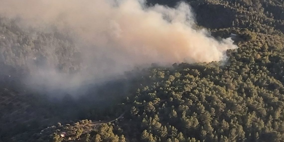 Els Bombers continuen treballant per extingir l’incendi de Coll Redó amb una desena de dotacions