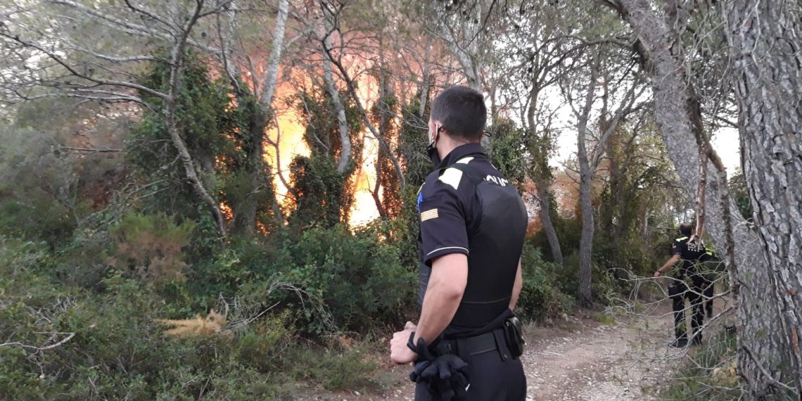 Els Bombers continuen treballant per extingir l’incendi de Coll Redó amb una desena de dotacions