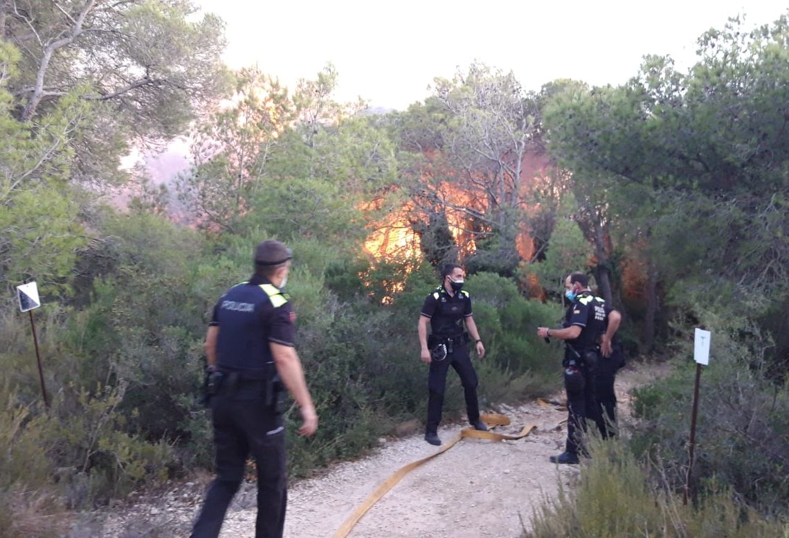 Els Bombers continuen treballant per extingir l’incendi de Coll Redó amb una desena de dotacions