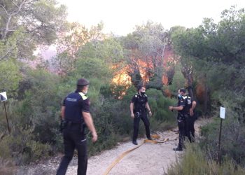 Els Bombers continuen treballant per extingir l’incendi de Coll Redó amb una desena de dotacions
