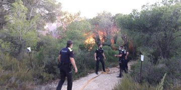 Els Bombers continuen treballant per extingir l’incendi de Coll Redó amb una desena de dotacions
