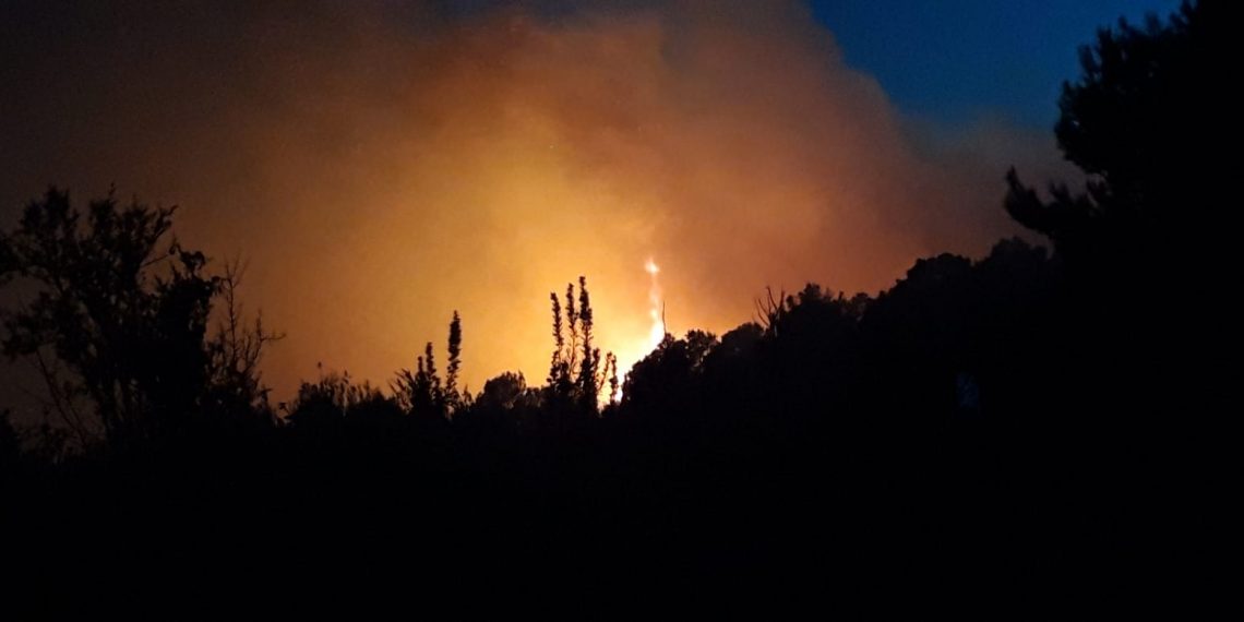 Els Bombers continuen treballant per extingir l’incendi de Coll Redó amb una desena de dotacions