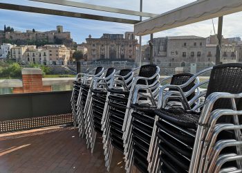 El gest responsable d’un restaurant de Tortosa amb treballadors i clients