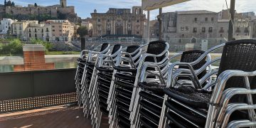 El gest responsable d’un restaurant de Tortosa amb treballadors i clients