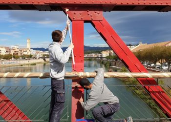 📷 Joves que aprenen l’ofici repinten el pont roig de Tortosa i eliminen pintades i grafits