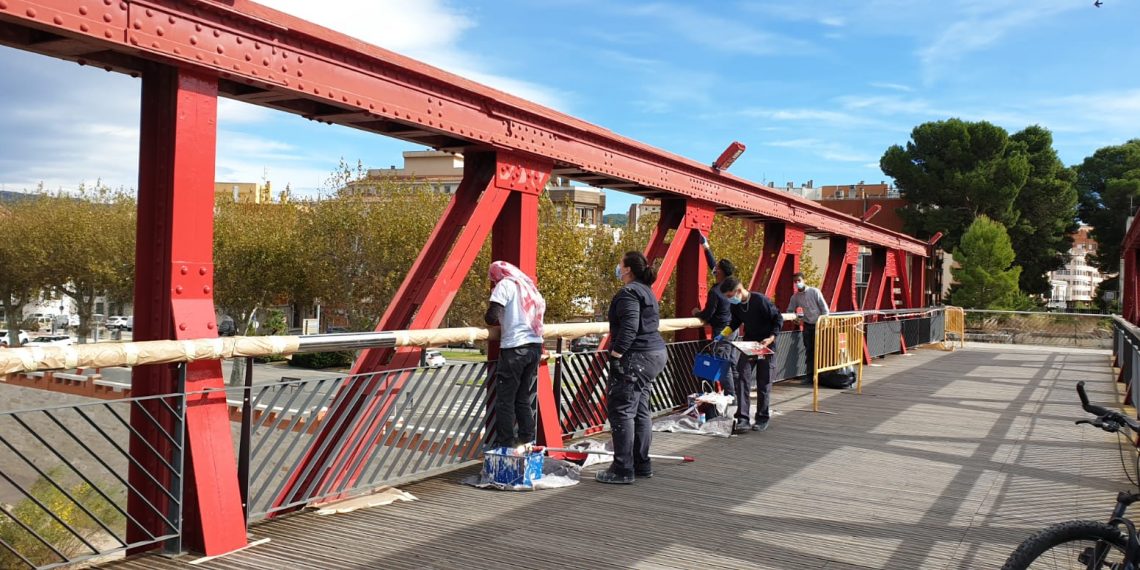 📷 Joves que aprenen l’ofici repinten el pont roig de Tortosa i eliminen pintades i grafits