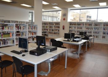 La biblioteca de la Ràpita incorpora el préstec a domicili per a persones amb dificultats de mobilitat