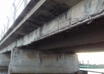 Marxa lenta per l’estat ruïnós del pont de l’Encanyissada, a la carretera de la Vergonya