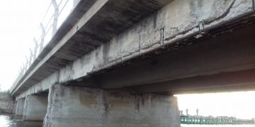 Marxa lenta per l’estat ruïnós del pont de l’Encanyissada, a la carretera de la Vergonya