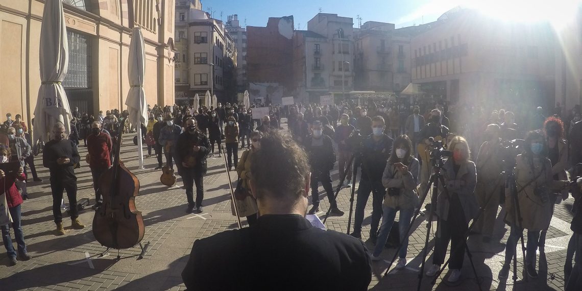 [#Fotogaleria] 📷 Així ha sigut el clam del món de la cultura ebrenca a Tortosa