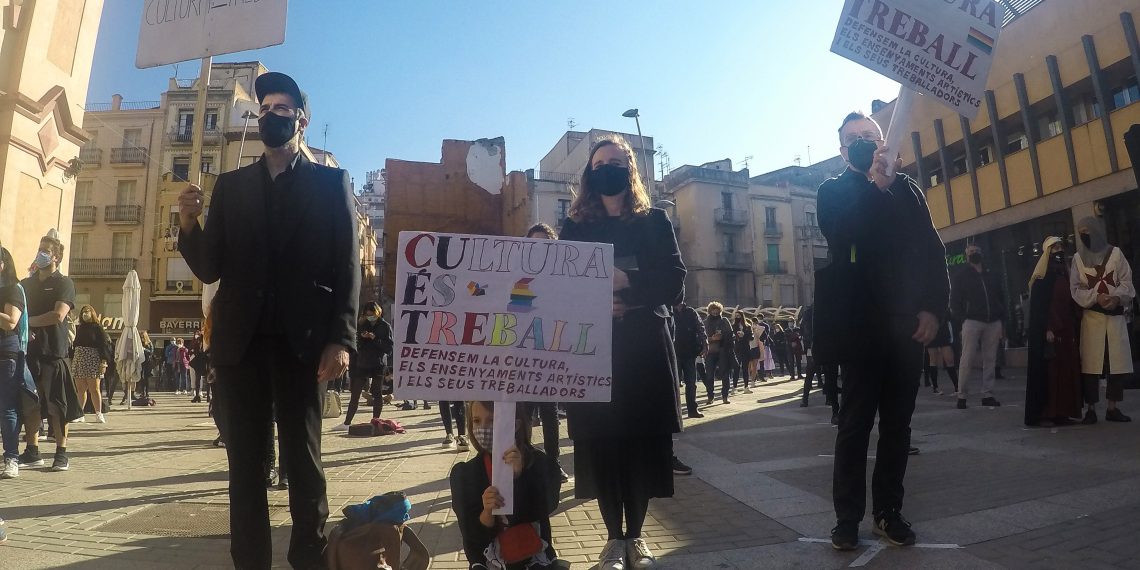 [#Fotogaleria] 📷 Així ha sigut el clam del món de la cultura ebrenca a Tortosa