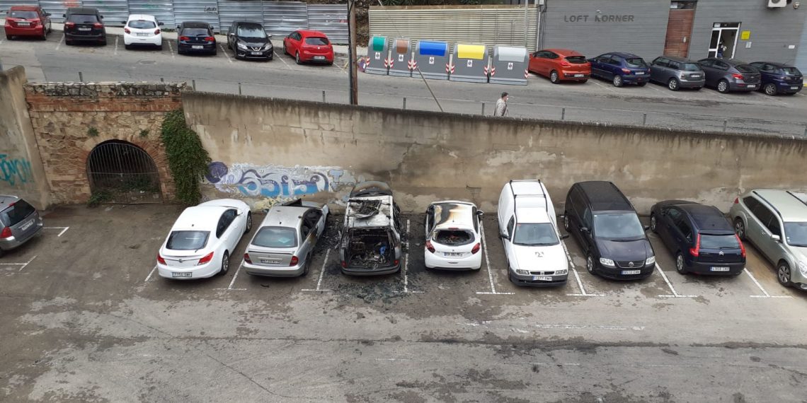 [#Fotogaleria] Crema un cotxe al pàrquing de la Simpàtica i afecta dos vehicles més