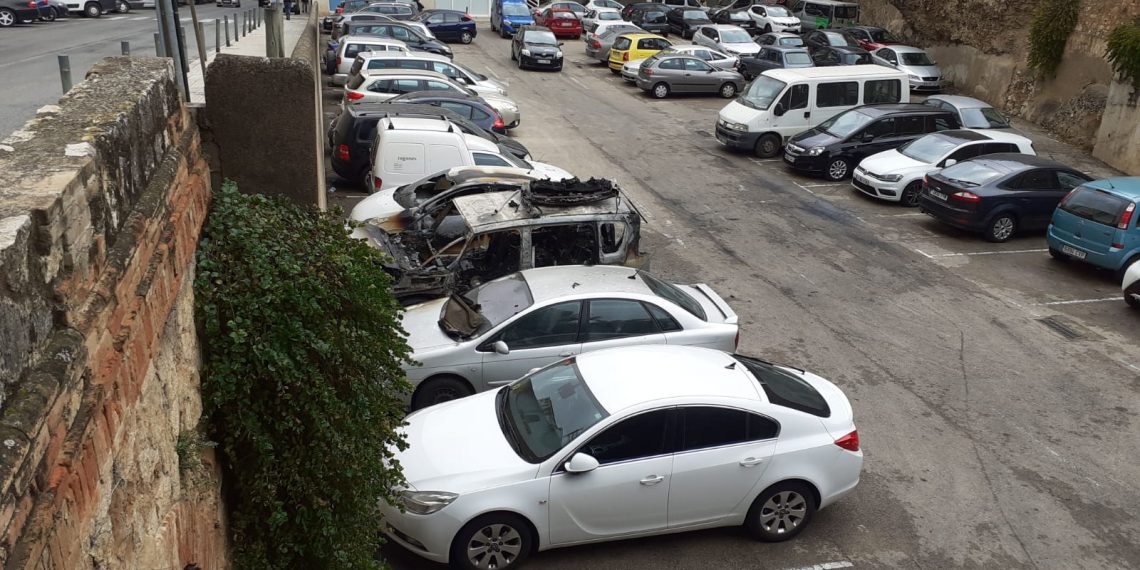 [#Fotogaleria] Crema un cotxe al pàrquing de la Simpàtica i afecta dos vehicles més