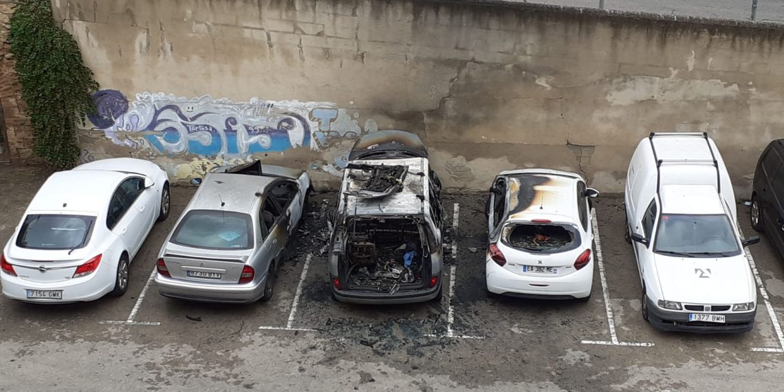 [#Fotogaleria] Crema un cotxe al pàrquing de la Simpàtica i afecta dos vehicles més