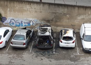 [#Fotogaleria] Crema un cotxe al pàrquing de la Simpàtica i afecta dos vehicles més