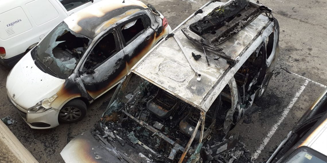 [#Fotogaleria] Crema un cotxe al pàrquing de la Simpàtica i afecta dos vehicles més