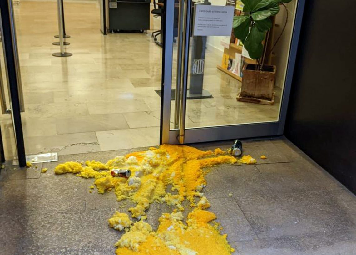 Els Mossos investiguen el llençament d’arròs bullit al Palau Abària