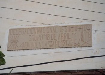 Amposta, pendent de dos símbols per eliminar tota la simbologia franquista