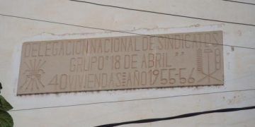 Amposta, pendent de dos símbols per eliminar tota la simbologia franquista