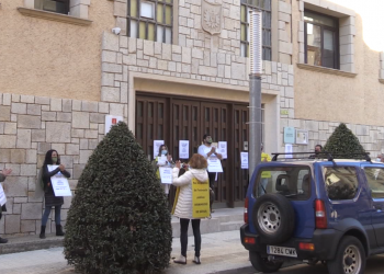 Protesta dels sindicats a les portes dels serveis territorials d’Ensenyament a Tortosa
