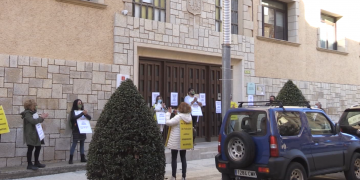 Protesta dels sindicats a les portes dels serveis territorials d’Ensenyament a Tortosa