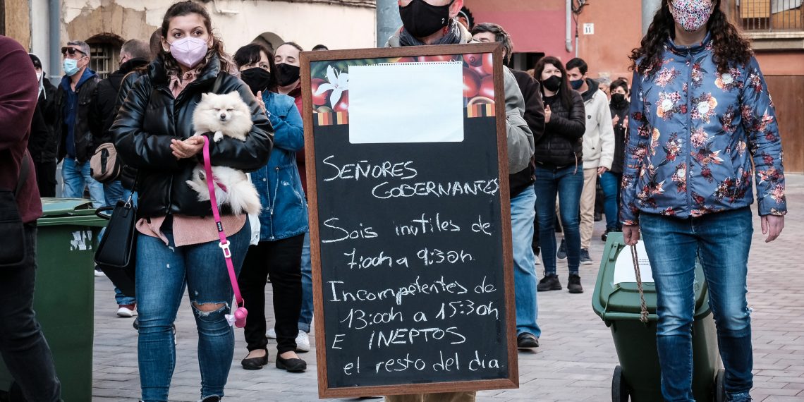 [#Fotogaleria] Els restauradors de l’Ebre aboquen més brossa davant de la Generalitat